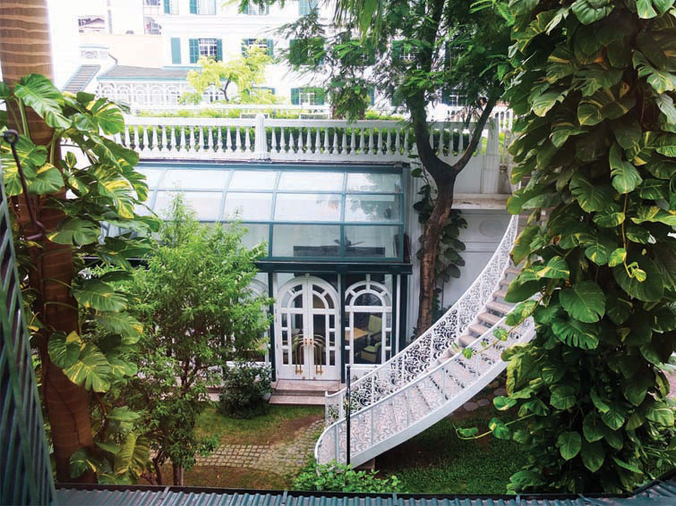 Metropole Hotel A view of the well landscaped courtyard. 