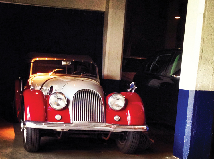 Chateau Marmont Stumbled upon these very cool vintage cars outside the hotel. 