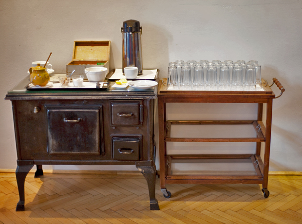 Brody House This rolling bar cart is one of those things <br /></noscript>i probably don't need but wish i had.