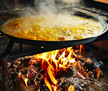 Enjoy the local specialty – paella