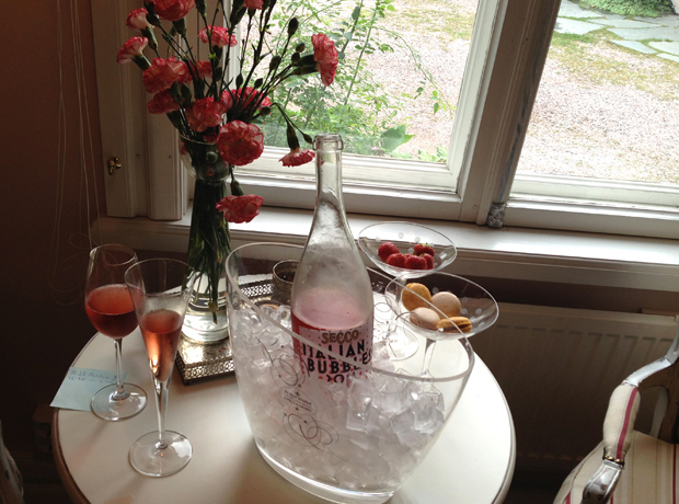 Hotel Onni Don’t mind if I do! Charles Smith award winning Pink Bubbles, macaroons & fresh flowers were a nice touch.