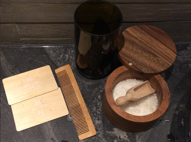 Hotel Hotel Bath salt (in a neat little arrangement) - get involved. 