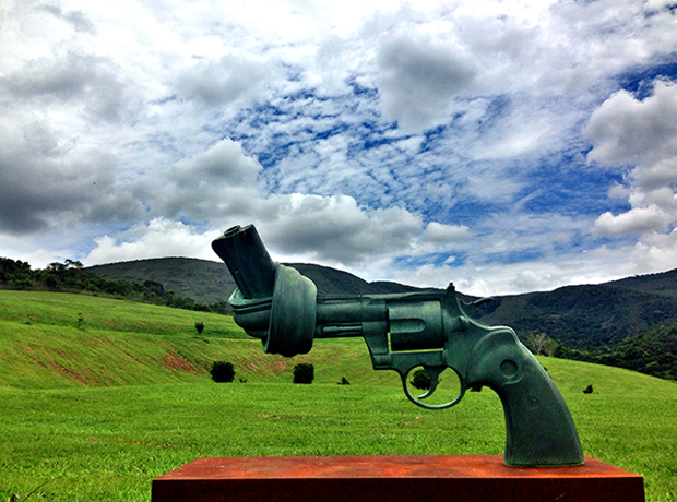 Reserva do Ibitipoca The hotel has various artwork displayed throughout the property. One of them is the Knotted Gun, a non-violence tribute to John Lennon.