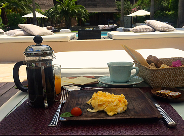 Can Xuxu Breakfast by the pool.