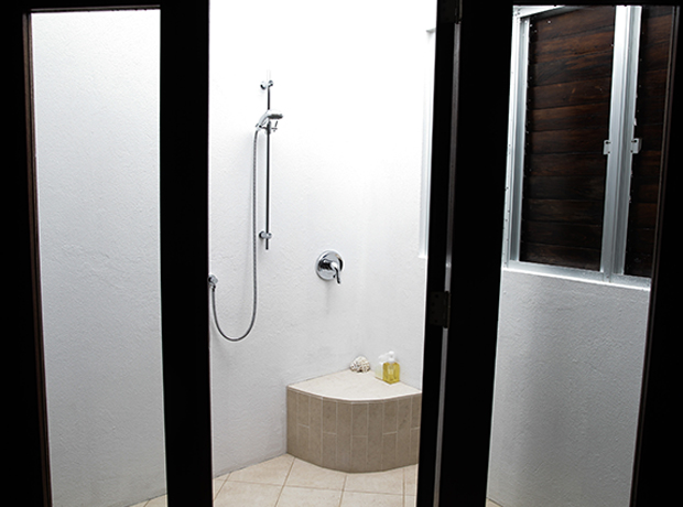 Las EsQuinas An outdoor shower inside one of the suite bathrooms. 