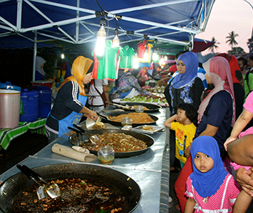 Don’t miss the local night market, where you can sample the most delicious street food for a few Malaysian Ringgit.
