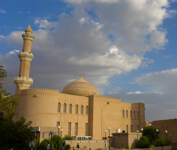 Visit the town of Nizwa at dusk