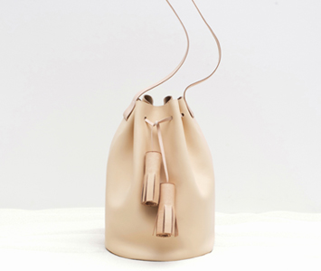 Bucket bag (in nude)