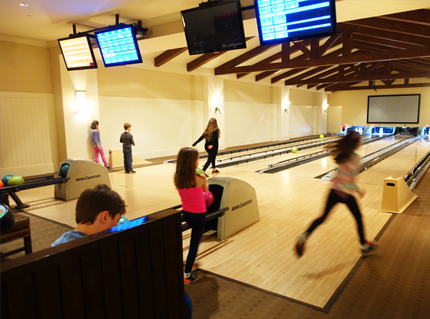 Montage Deer Valley Yes, even a bowling alley. Kids will love knocking down pins while waiting for pizza at Daly's Pub. 