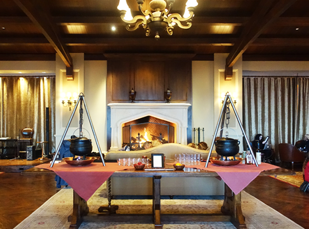 Montage Deer Valley This...is the vista lounge where you will fall in love with said fondue, sip mulled wine, and get serenaded by none other than the Voice finalist Ryan Innes. 