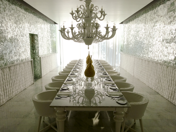 Point Yamu by COMO The private dining room’s communal marble table seats 20. 
