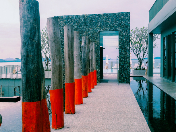 Point Yamu by COMO Vibrant orange pillars reflect the iconic orange robes worn by Thailand’s Buddhist Monks. 