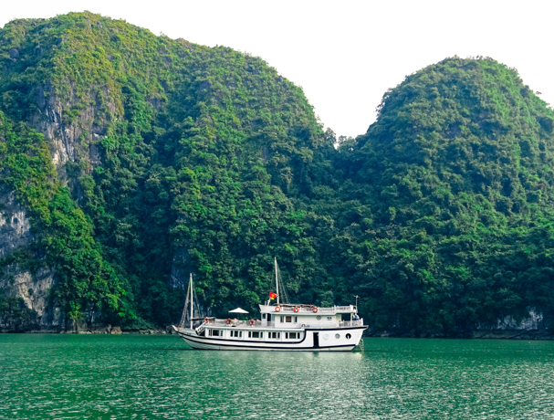 Bahaya Legend Our junk boat, The Bhaya Legend III (25m long, 3 cabins).
