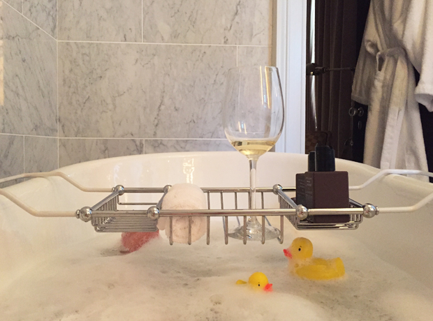 Glenmere Mansion Nothing says vacay like an afternoon bubble bath (with wine, of course). 