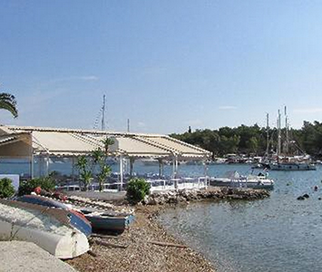 The only way to get around Spetses is by horse drawn carriage, so it’s a nice ride too!