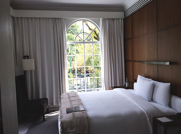 Condesa DF The beautiful bedroom, equipped with sliding blackout doors!