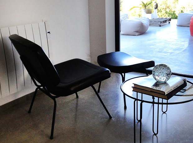 VILLA EXTRAMUROS Mid-50’s furniture is featured throughout the house. Here, a Pierre Paulin chair.