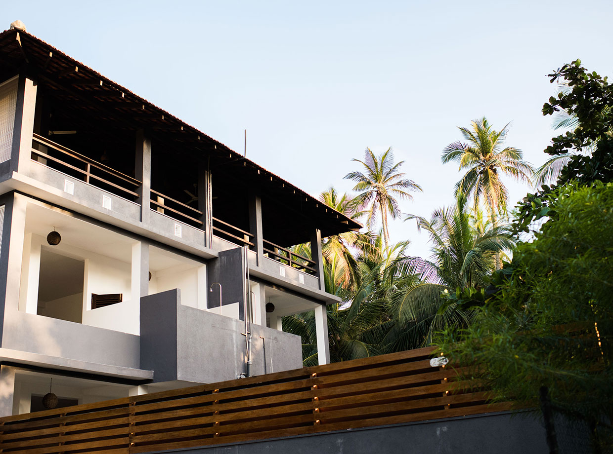 Jasper House Minimal design and set amongst palm trees, here you can see just how open Jasper House is! Waking up to a wall of palm trees every morning is a lovely thing.