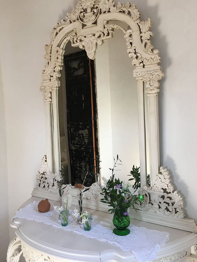 Trasierra Mirror details.