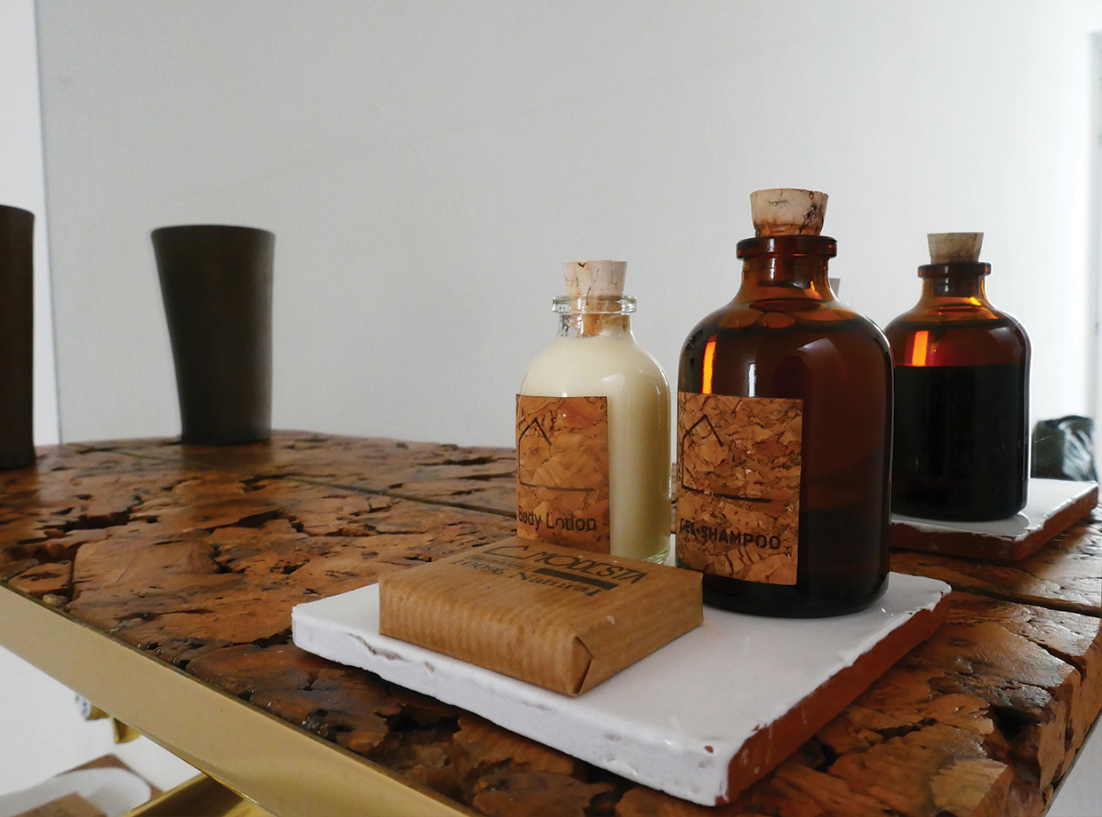 Casa Modesta Cedar, cork and brass bedroom perfection.