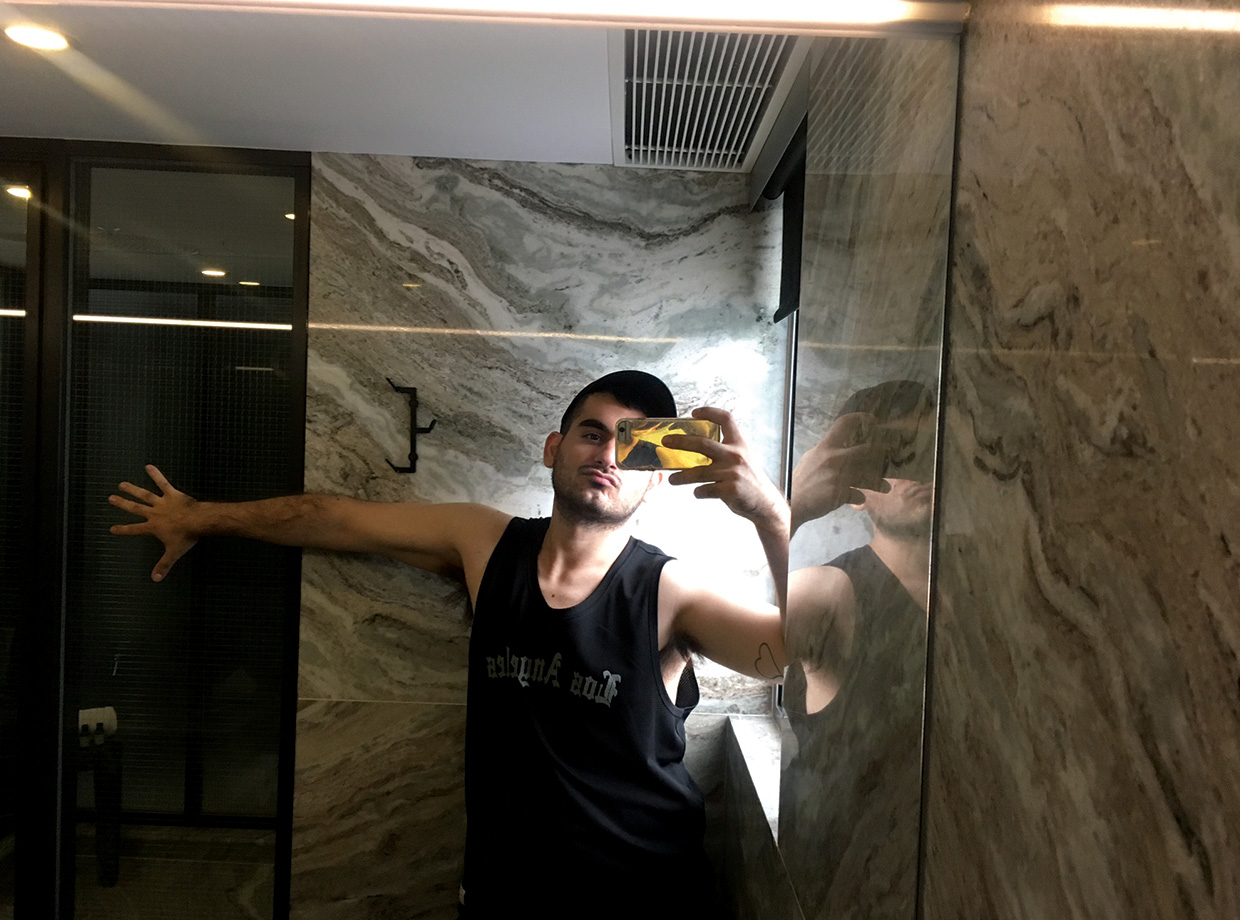 TUVE Losing-my-marbles-in-the-bathroom-selfie. 