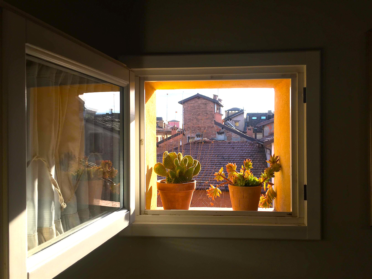 QuartoPiano Fresh air via this window was welcome post-Saturday night in Modena. 

