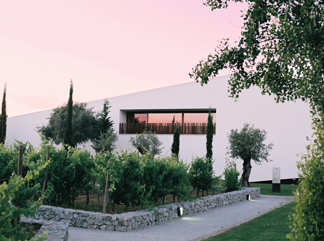 L’AND Vineyards The hotel at sunset. 