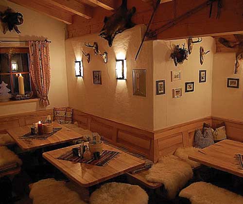 Brings the party every night from 11pm! And before this, it's a quintessential Austrian restaurant with a great ambiance.