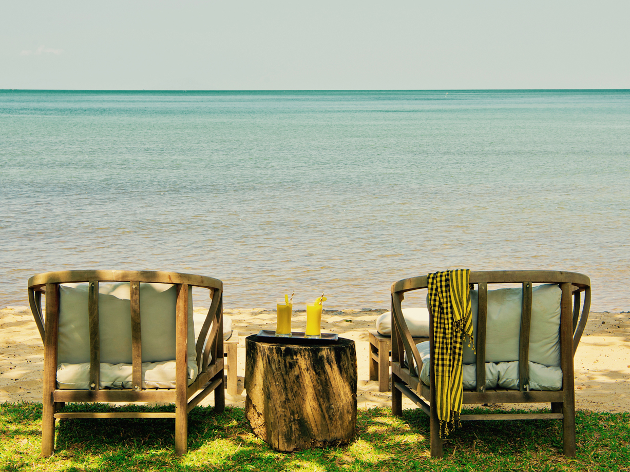 Knai Bang Chatt Fresh fruit smoothies served seaside.
