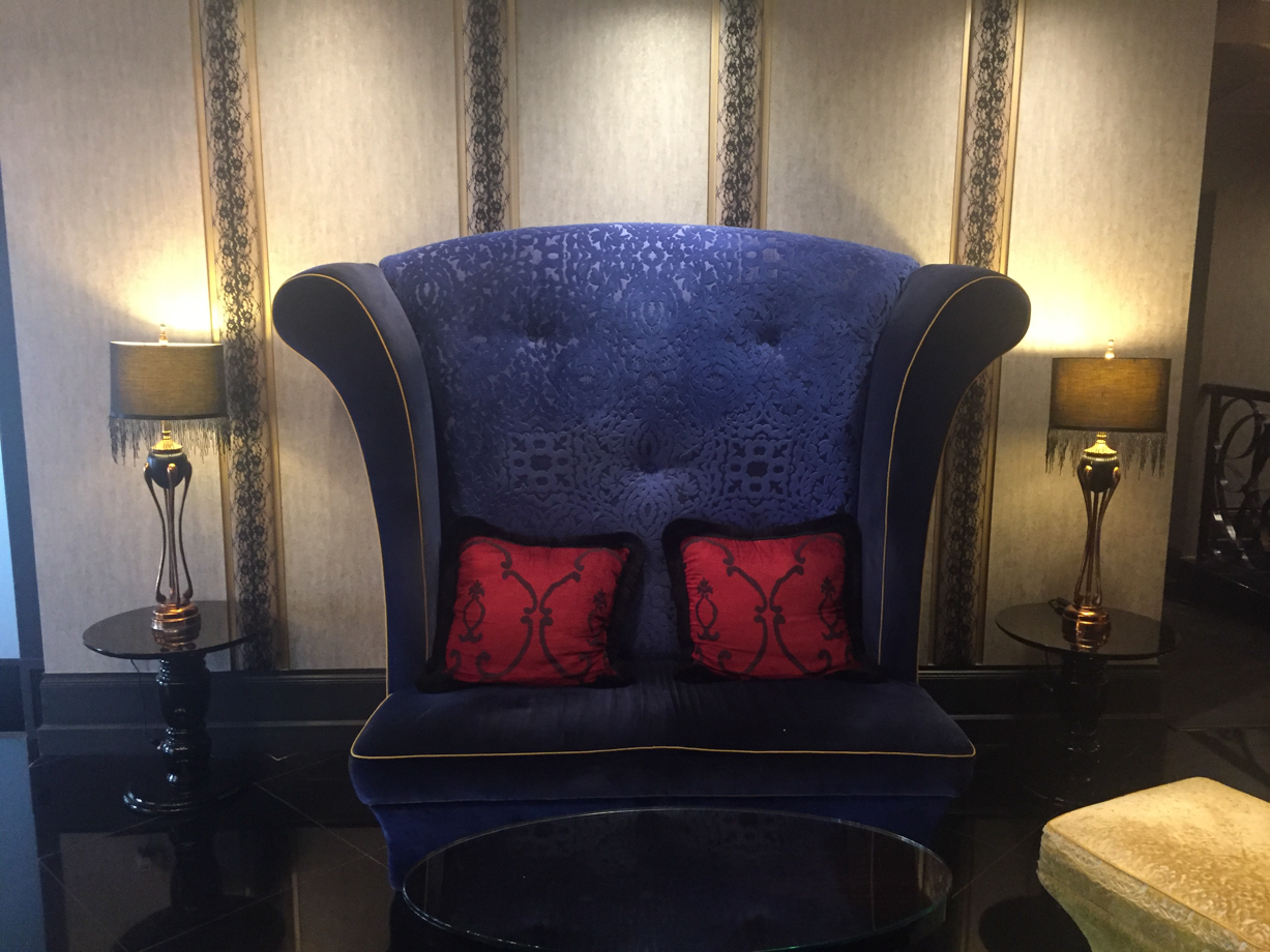 The Scarlet Alice in Wonderland-esque lobby chair, site of many a departing Singapore selfie.
