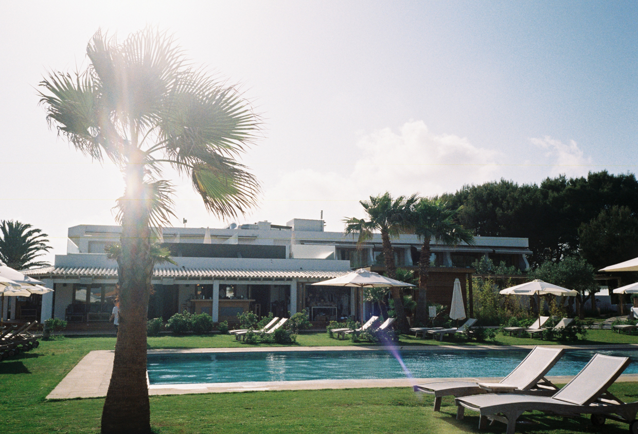 GECKO HOTEL & BEACH CLUB FORMENTERA Start your day with yoga in the garden.