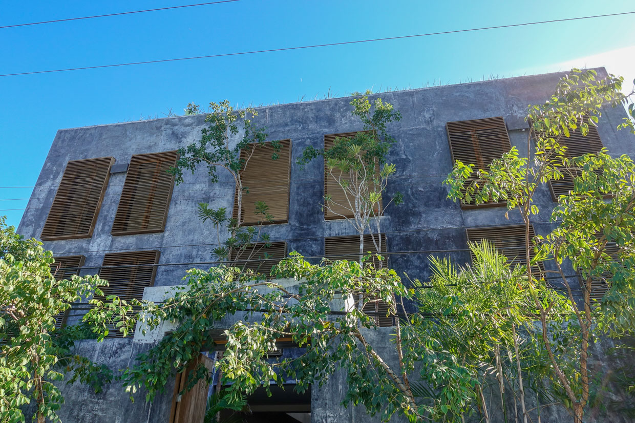 Casa Pueblo Tulum Casa Pueblo’s distinctive façade stands out on Tulum downtown’s main road. The patchy dark hue was achieved by creating a mix of different stucco textures and raw black pigment that once applied revealed intriguing subtle shades of purple and green.