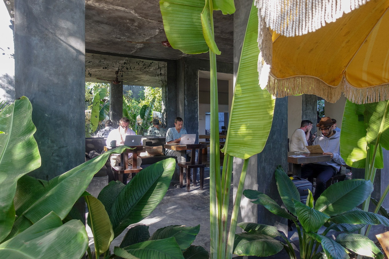 Casa Pueblo Tulum Stay, meet, inspire and create – mostly at the dining and working area by the pool, powered by the fastest Wi-Fi connection in Tulum.