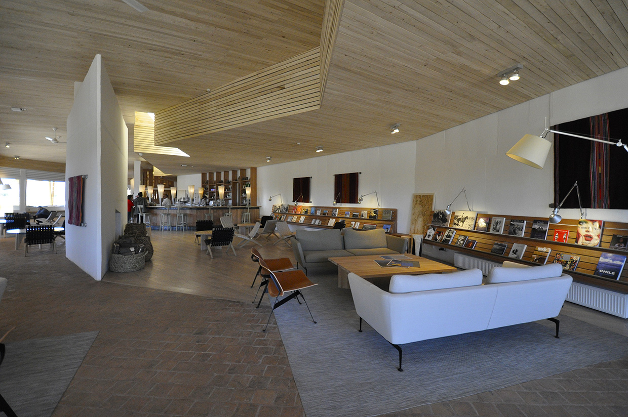 Explora Atacama Comfortable living room with the bar.