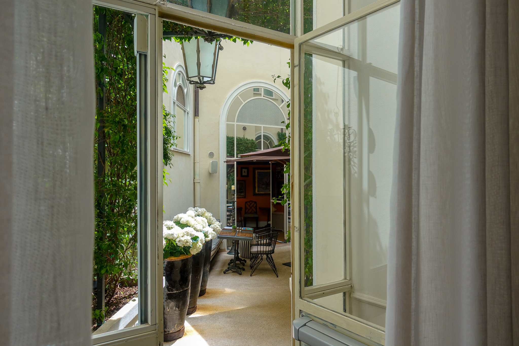 Hotel Vilòn The charming courtyard garden.