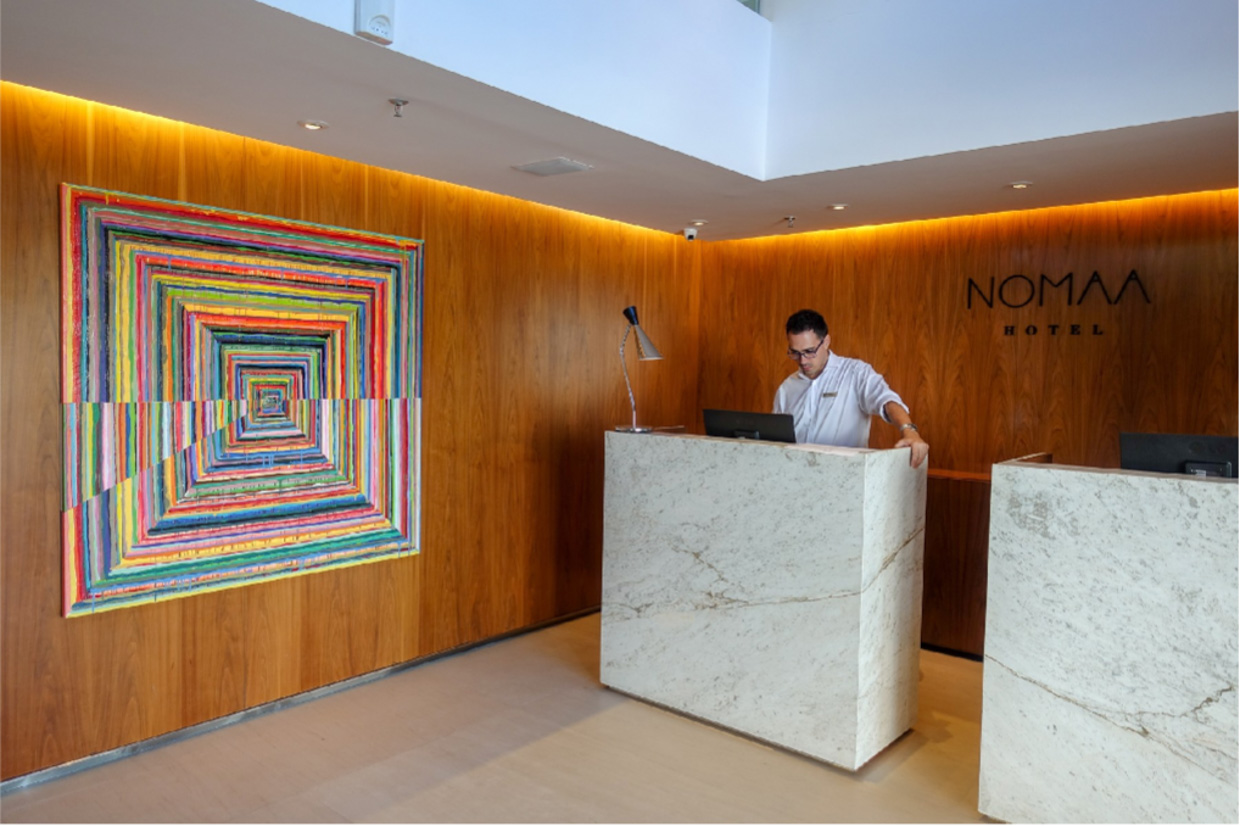 Nomaa Hotel The hotel was beautifully decorated by Fernanda Cassou, who
commissioned pieces from local artists and filled the common spaces with
furniture from the biggest Brazilian and international designers like Sérgio
Rodrigues, Hans Wegner and Charles Eames.