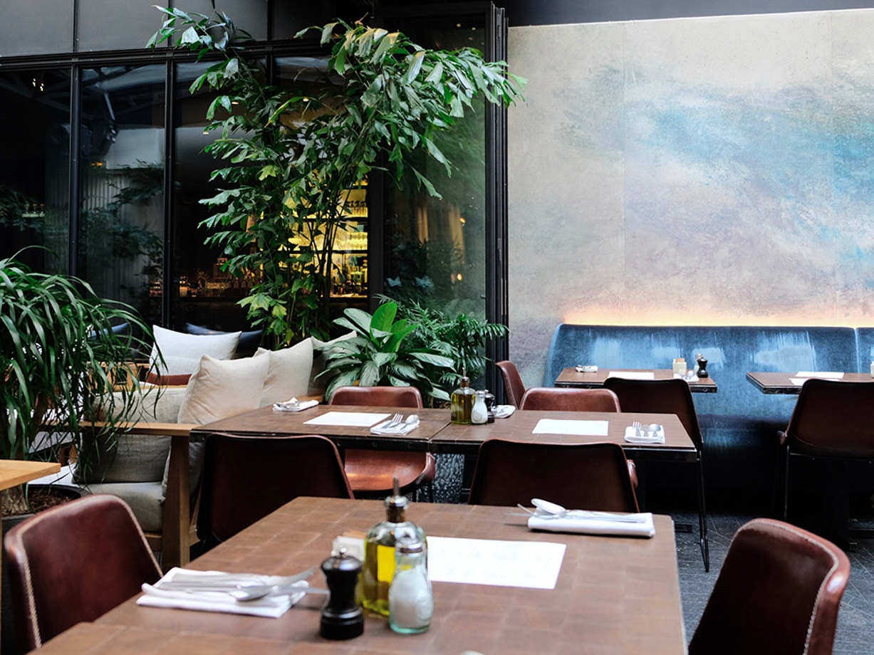 Hotel National Des Arts Et Metiers ...to a chic dinner setting. Restaurant is serving seasonal Italian
led by Julien Cohen and the duo Jean-Pierre Lopes/ Thomas Delafon.
These guys are not amateurs, so make your reservations.