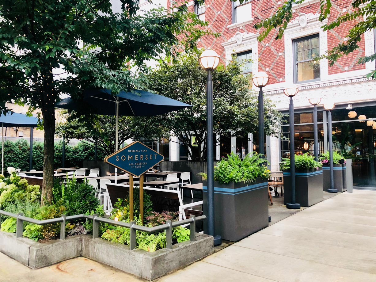 The Viceroy Chicago Somerset patio.