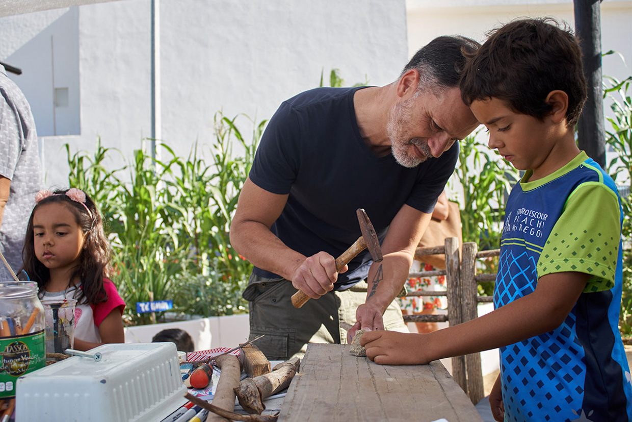 El Ganzo Artist-in-residence Aldo Chapparo teaches kids at the hotel’s community center. With “promadic” travel on the rise, El Ganzo is at the forefront by offering guests a meaningful, connected and immersive experience.
