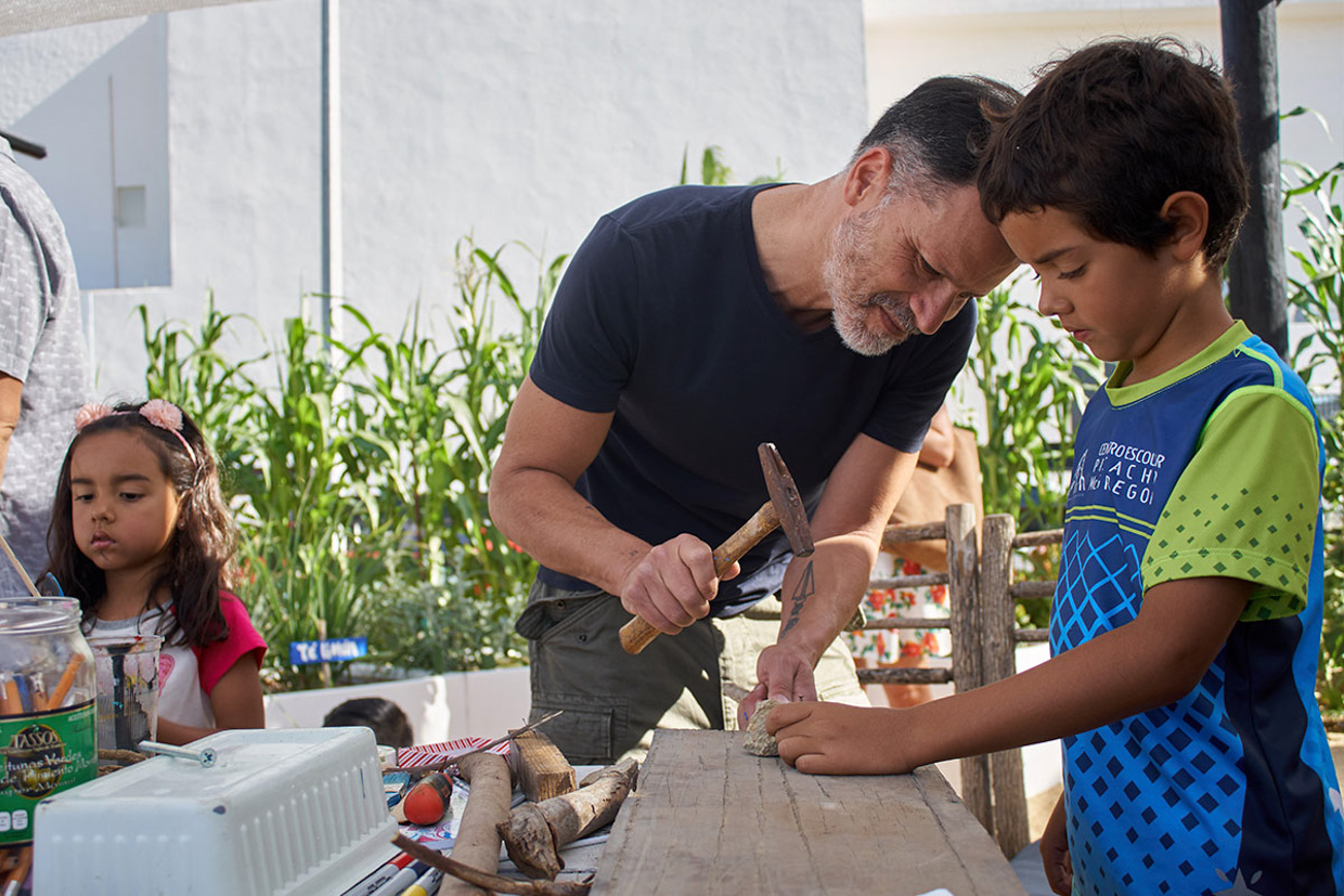 El Ganzo Artist-in-residence Aldo Chapparo teaches kids at the hotel’s community center. With “promadic” travel on the rise, El Ganzo is at the forefront by offering guests a meaningful, connected and immersive experience.
