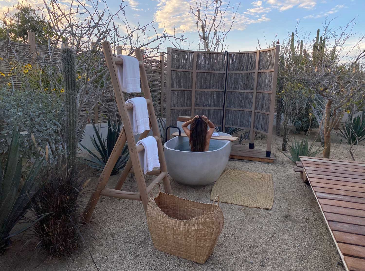 El Perdido Outdoor shower and bathtub