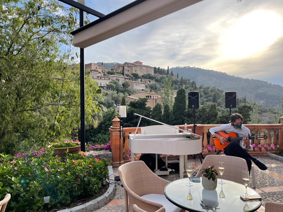 Belmond La Residencia Incredible live music during aperitivo hour