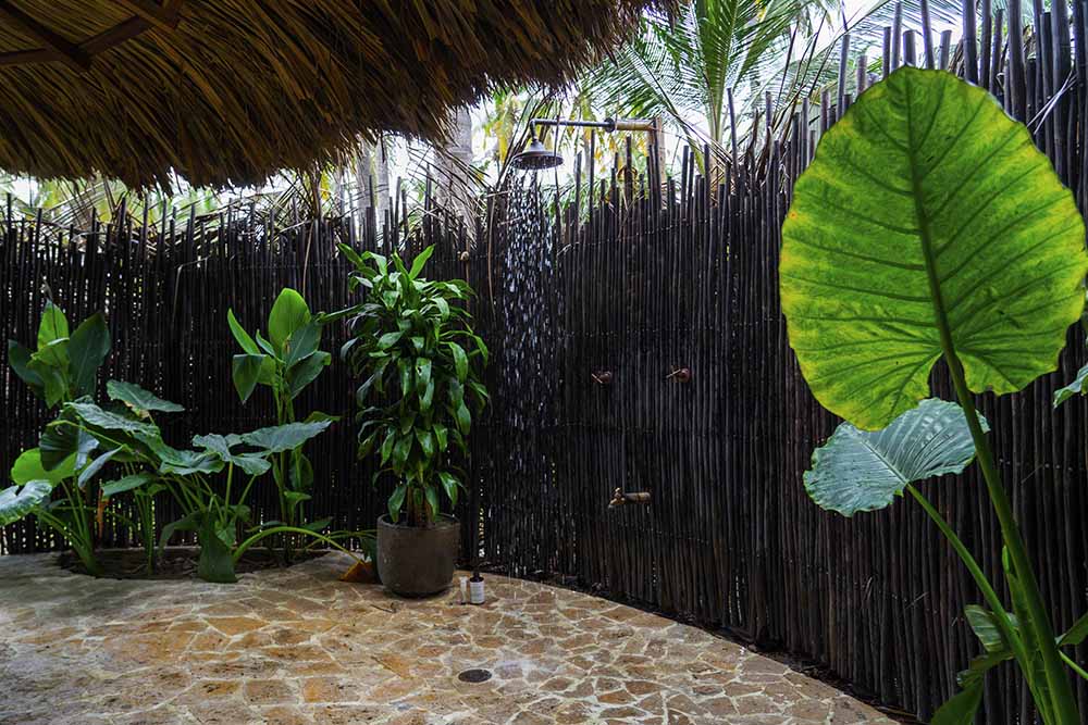 Gitana Del Mar Outdoor jungle showers are so sexy