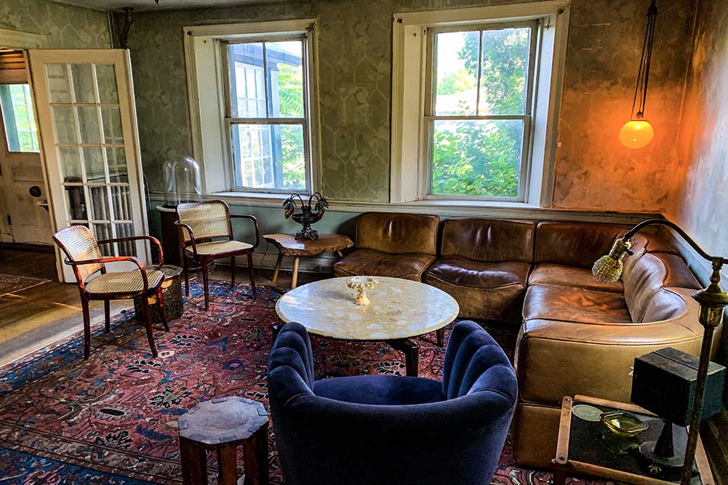 TOURISTS Have dinner and drinks at the Airport Rooms' bar, full of antique furniture (weekends only)
