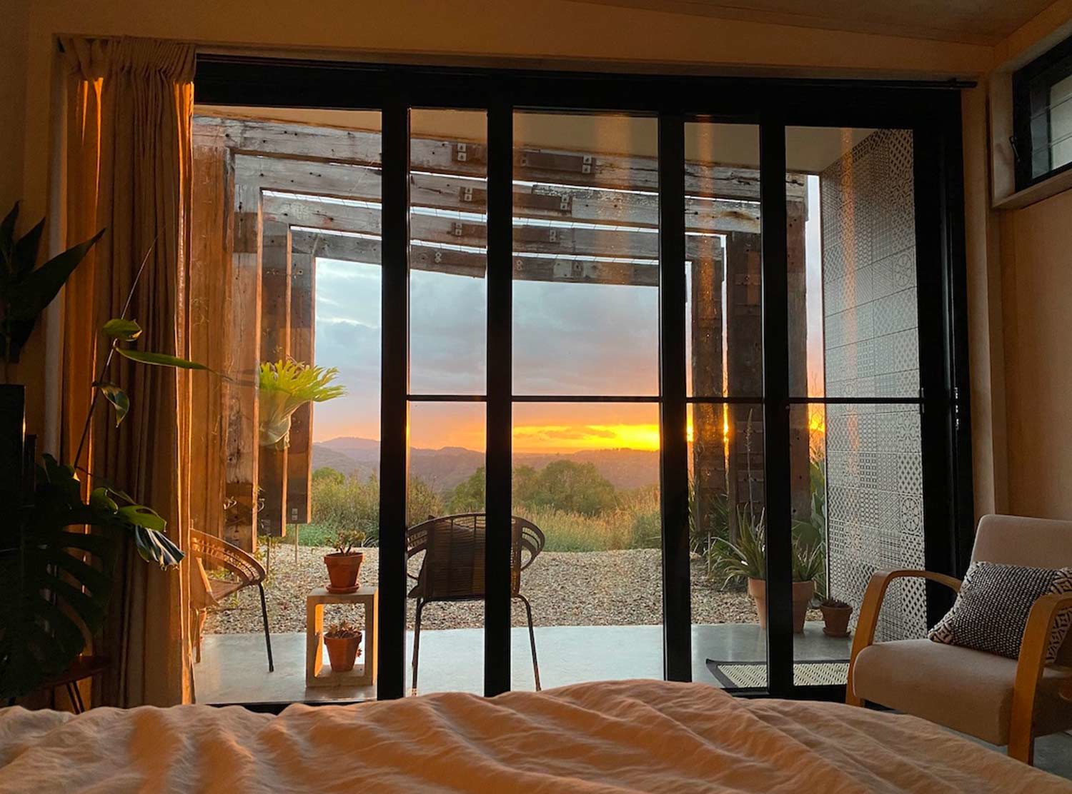 Blackbird Byron Waking up to this! Stunning sunrise views over the mountains and out to the Pacific Ocean from your bed