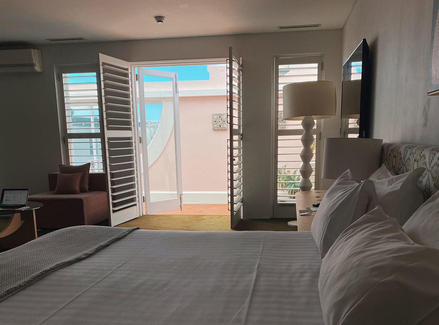 Hotel Ravesis Clean serene bed