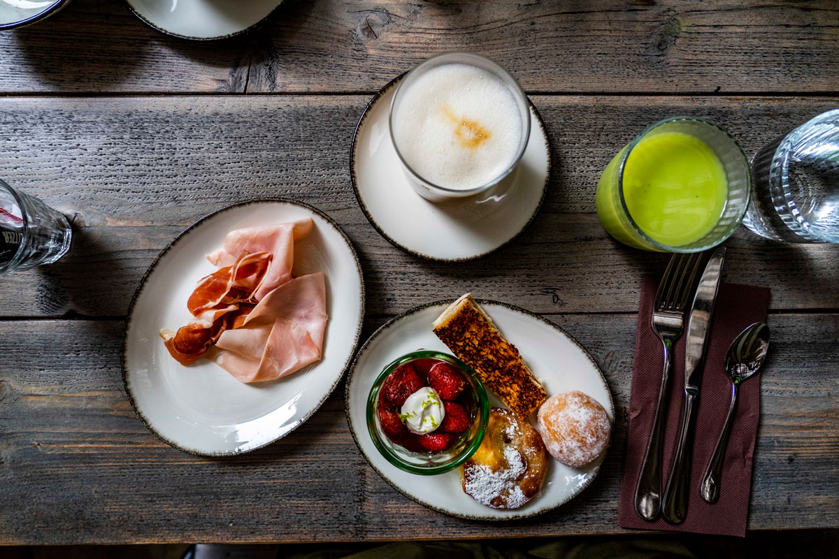 Pulitzer Barcelona Breakfast con Jamón and fresh juices