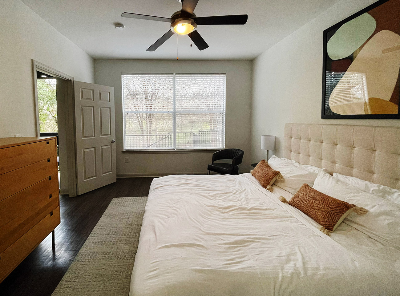 Mint House Austin – South Congress I slept like a baby after a long flight. This apartment came with 3 bedrooms and 2 bathrooms, perfect for traveling with colleagues, friends or family