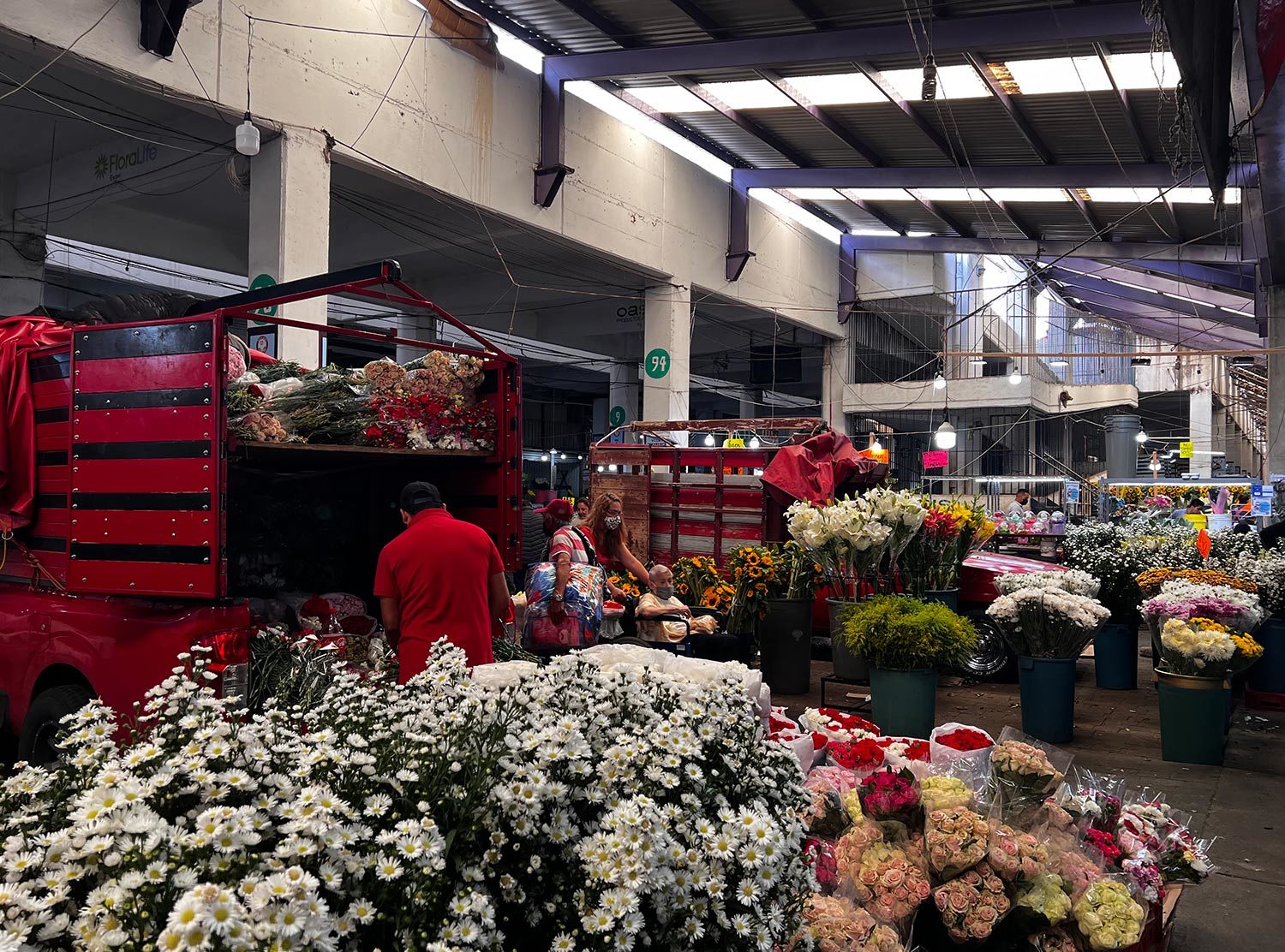 La Valise Favorite market to get lost: Mercado de Jamaica. Mexicans loveeee flowers, and so do we!