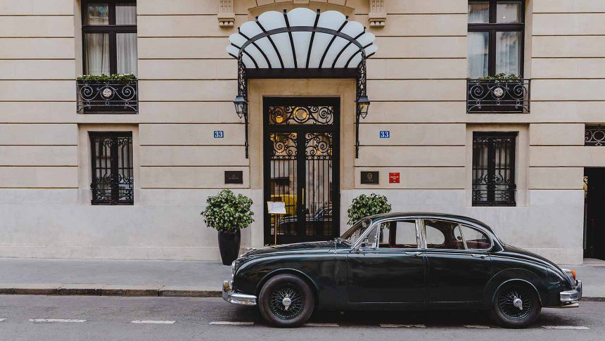 Maison Villeroy's entrance in Paris' 8th arrondissement